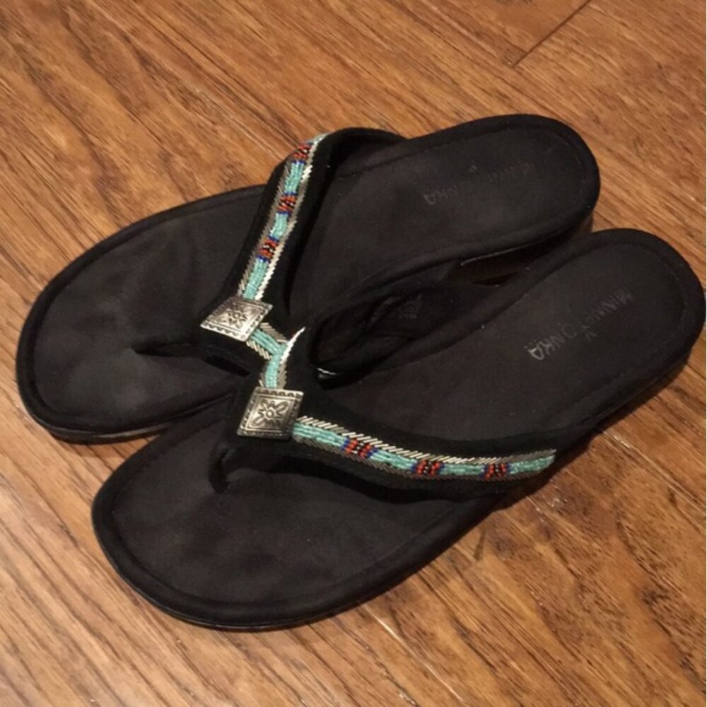 MINNETONKA beaded black suede thong sandals 9